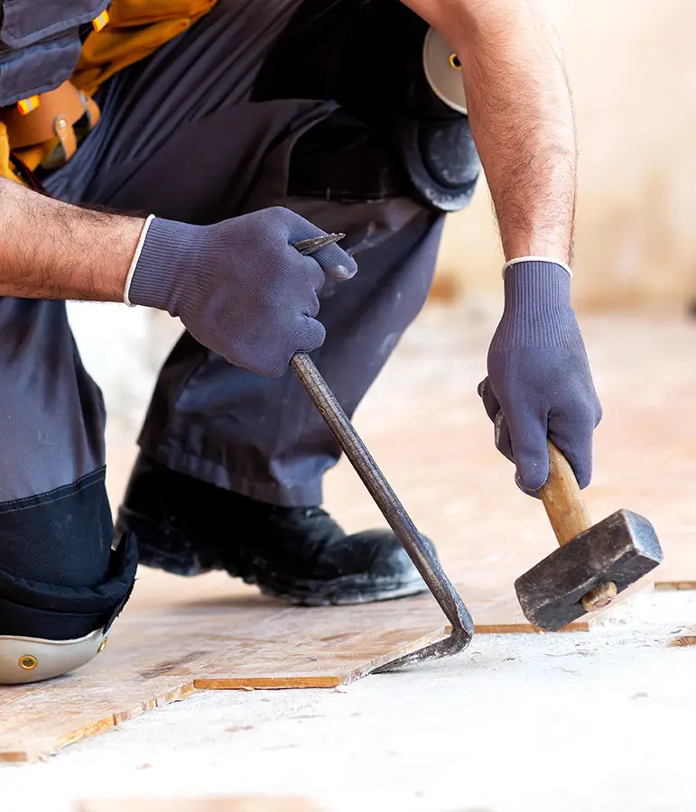 Kehrmann Service Ein Fachmann entfernt Laminat-Fußbodenbelag