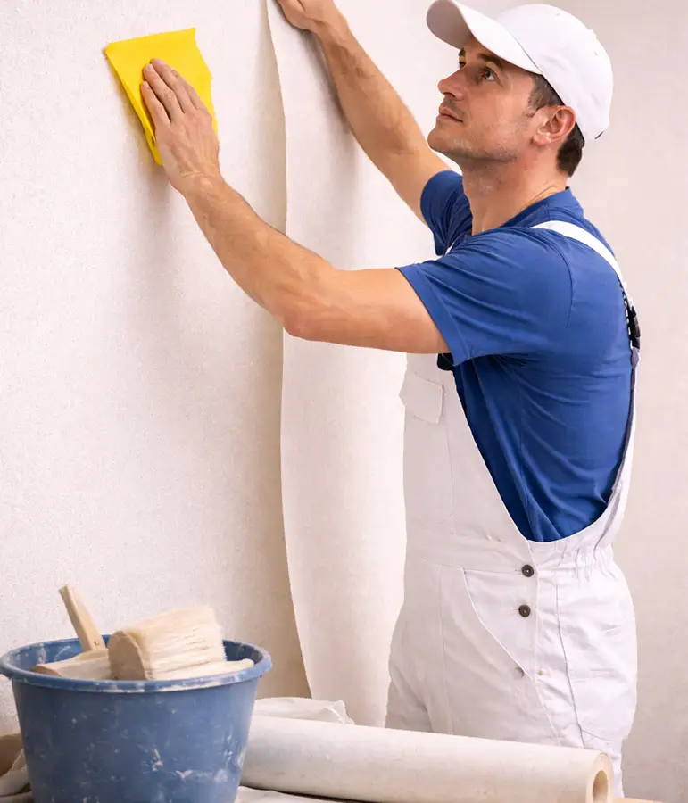 Kehrmann Service Mitarbeiter beim Tapezieren