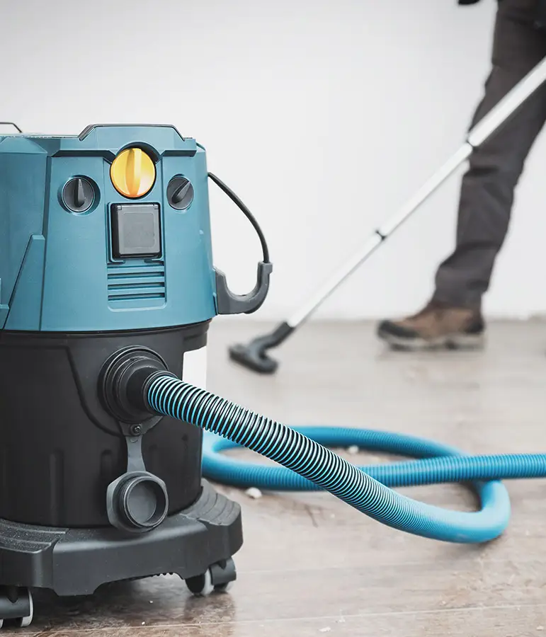 Kehrmann Service Putzkraft mit Profi Reinigungsmaschine