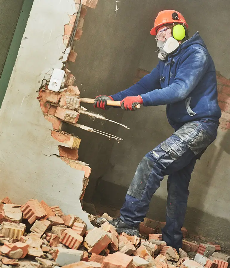 Kehrmann Service Ein Profi beim Abriss in einer zu modernisierenden Altbauwohnung